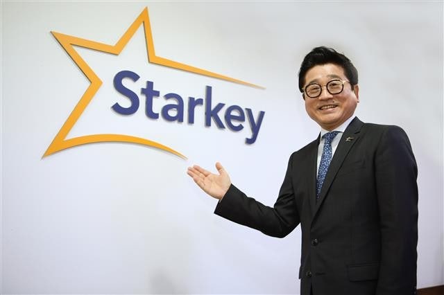 스타키 로고 앞의 심상돈 회장